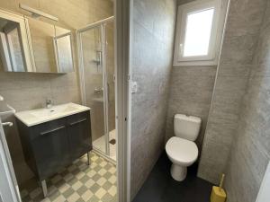 Maisons de vacances Maison renovee 5 pieces, jardin clos, a 2 pas de l'ocean, pour 10 personnes - Saint-Jean-de-Monts - FR-1-224C-231 : photos des chambres