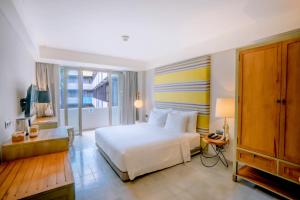 Phòng Deluxe Giường Đôi/2 Giường Đơn Nhìn Ra Hồ Bơi (Deluxe Double or Twin Room with Pool View)