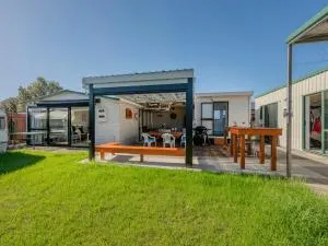 Bach Relax - Whangamata Holiday Home - Whiritoa