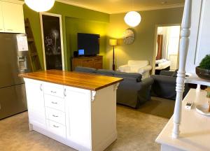 Dora Hall - Very Central