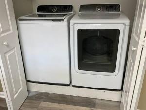 NEW King Beds, 86 inch RokuTV, and Massage at the Comfort Haven