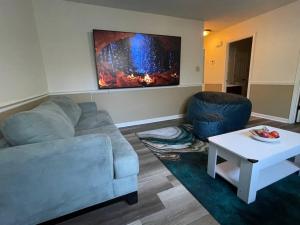 NEW King Beds, 86 inch RokuTV, and Massage at the Comfort Haven