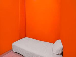 SPOT ON 92569 Anto Homestay SyariahNearPelabuhan Feri Harbor Bay