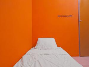 SPOT ON 92569 Anto Homestay SyariahNearPelabuhan Feri Harbor Bay