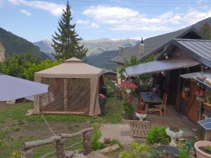 B&B / Chambres d'hotes LA CABANE, petite chambre agreable dans maison en bois : photos des chambres