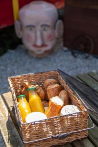 Appartements Roulotte et sauna de Tonton Bouvy au domaine du Reuze : photos des chambres