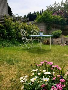 Egen ovanvåning i charmig villa nära havet