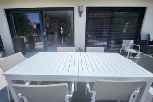 Appartements AOG PRESTIGE logement neuf avec SPA et ecran de cinema en rez de jardin : photos des chambres