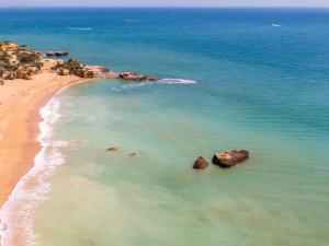 Entire Apartment 5min from Oura Beach