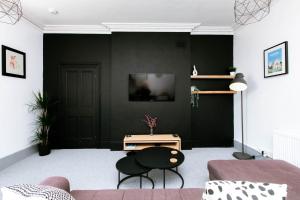 Peaceful Apartment - Dedicated Free Parking - Walk to Centre, Uni, Hosp - Business and Leisure - Contact For Long Stays