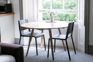 Peaceful Apartment - Dedicated Free Parking - Walk to Centre, Uni, Hosp - Business and Leisure - Contact For Long Stays