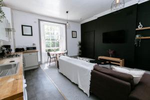 Peaceful Apartment - Dedicated Free Parking - Walk to Centre, Uni, Hosp - Business and Leisure - Contact For Long Stays