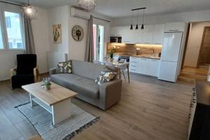 Seaview Luxury Apartment with private parking