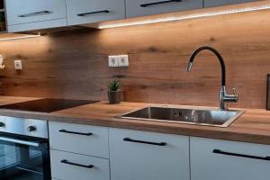 Seaview Luxury Apartment with private parking