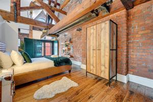 Host & Stay - Bands Warehouse VI