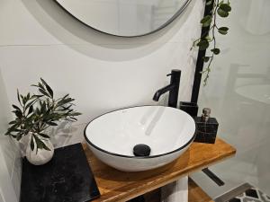 Design Apt in Old Town-Free Parking-Balcony