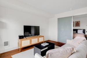 Bellevue 1BR w Gym Roof Lounge easy commute SEA-299