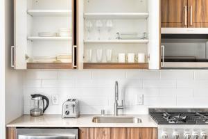 First Hill Studio w Gym Patio Coworking SEA-446