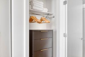 First Hill Studio w Gym Patio Coworking SEA-446