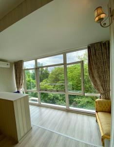 Downtown Studio - Ultra Central with Park View