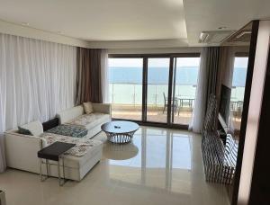 Seopjikoji Oceanview Apartment