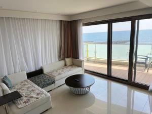 Seopjikoji Oceanview Apartment