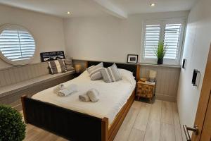 Humberston Boathouse Lodge & Hot Tub - Cleethorpes Beach Cabin Chalet