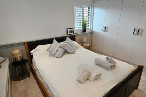 Humberston Boathouse Lodge & Hot Tub - Cleethorpes Beach Cabin Chalet