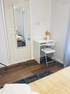 Small Doble, Shared House