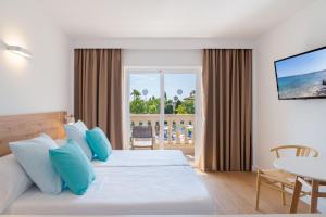 Junior Suite with Pool View room in Aparthotel Ferrer Isabel