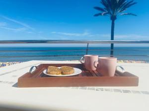 Apartamento en primera línea de playa con piscina y garaje gratuito