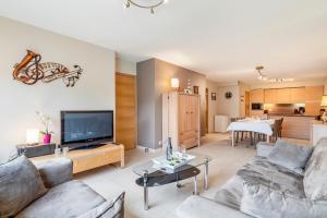 Luxury apartment with garden close to the beach