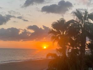 Apartamento en primera línea de playa con piscina y garaje gratuito