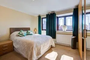 Serene Family Escape - Spacious, Near Thorpe Bay and Southend, Beaches & Amenities - Great Wakering