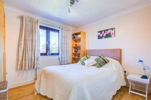 Serene Family Escape - Spacious, Near Thorpe Bay and Southend, Beaches & Amenities - Pass the Keys