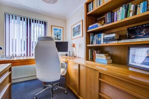 Serene Family Escape - Spacious, Near Thorpe Bay and Southend, Beaches & Amenities - Pass the Keys