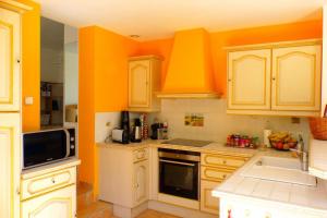 Spacious and bright house with swimming pool