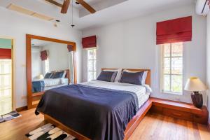 Recommend a warm Thai style private swimming pool villa with convenient traffic and living, walking 700 meters to the the beach