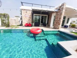 บ้านรัชนี ปาร์ตี้ พูลวิลล่า หัวหิน 3 ห้องนอน มีสระผู้ใหญ่และสระเด็ก ครัวยุโรป