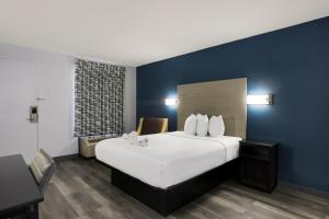 Queen Room with Tub - Disability Access/Non Smoking room in OYO Hotel Hinesville Oglethorpe