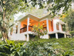 Casa del Arroyo 2-Bedroom Cottage Fireplace and BBQ