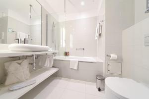 Premium King Room with River View room in Holiday Inn Bydgoszcz an IHG Hotel
