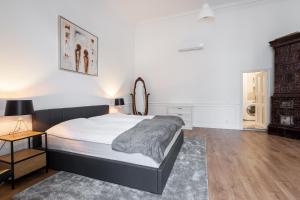 Classical apartment with modern style downtown!