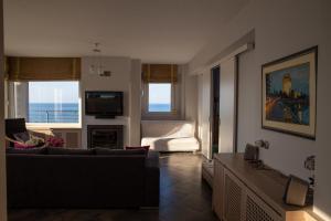 Salty Breeze Beachfront Apartment-Premium Stay