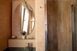 Salty Breeze Beachfront Apartment-Premium Stay