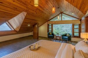 Secluded, 5 Bedroom Villa With Open Deck And Scenic Views