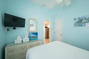 Crawl to Duval w Hot tub