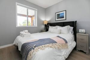 Lovely 2 bedroom suite steps from The beach