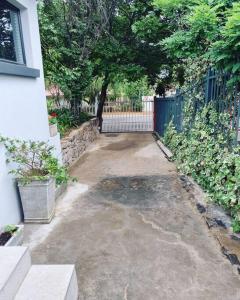 Palm On Rock - 1 bedroom,kitchenette & full bathroom.