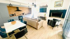 Modern Apartment with Fireplace & Stylish Kitchen 